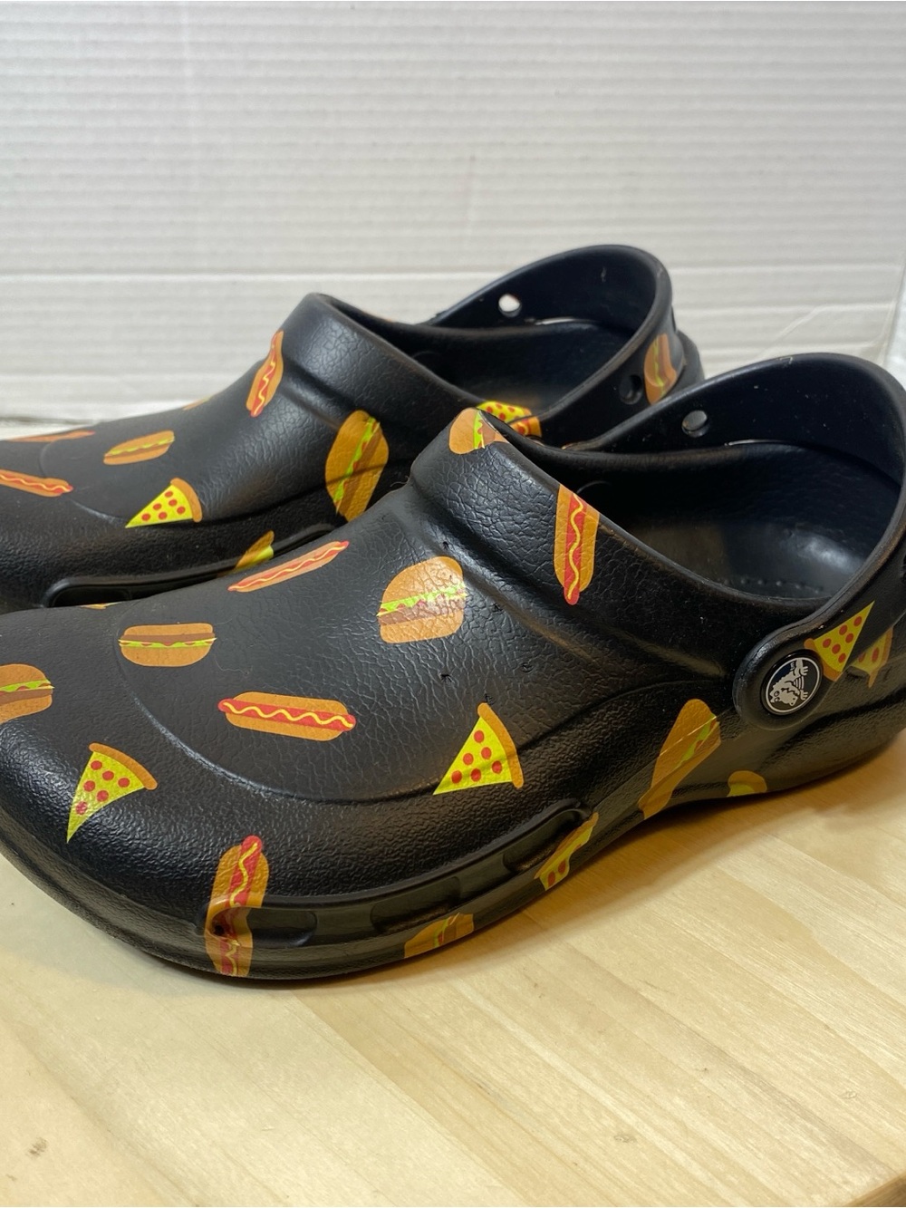 Crocs Bistro Women’s Food Print Clogs Black Pizza Burger Hot Dog Size W6 - Picture 8 of 10